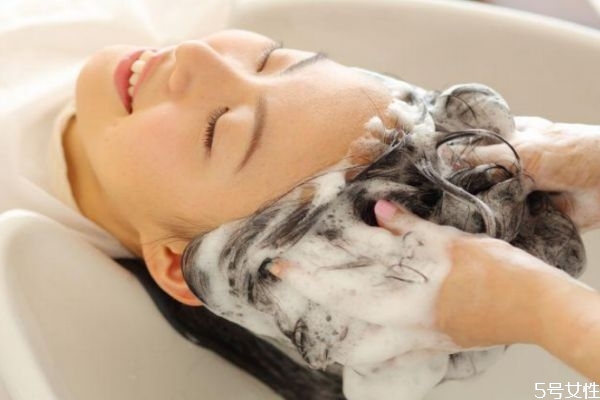 頭發(fā)剛洗完就油是怎么回事 頭皮出油厲害去油偏方 頭發(fā)剛洗完就油是怎么回事 頭皮出油厲害去油偏方