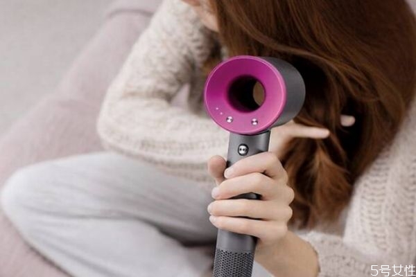 怎么預防吹風機里面進頭發(fā) 頭發(fā)卷進吹風機里怎么拿出來 怎么預防吹風機里面進頭發(fā) 頭發(fā)卷進吹風機里怎么拿出來