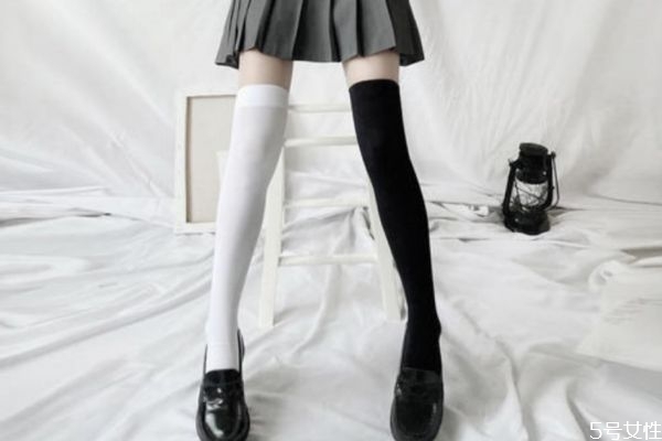 jk襪要怎么樣才不顯腿粗 襪子穿到小腿哪里顯瘦 jk襪要怎么樣才不顯腿粗 襪子穿到小腿哪里顯瘦