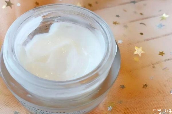 ?長期不用面霜會(huì)有什么后果 使用保濕面霜的方法 ?長期不用面霜會(huì)有什么后果 使用保濕面霜的方法