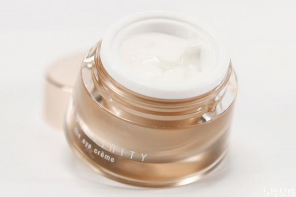 ?長期不用面霜會(huì)有什么后果 使用保濕面霜的方法 ?長期不用面霜會(huì)有什么后果 使用保濕面霜的方法