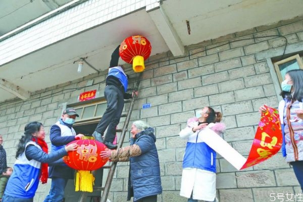 貼春聯(lián)上聯(lián)貼左還是右 貼春聯(lián)的由來(lái)和寓意 貼春聯(lián)上聯(lián)貼左還是右 貼春聯(lián)的由來(lái)和寓意