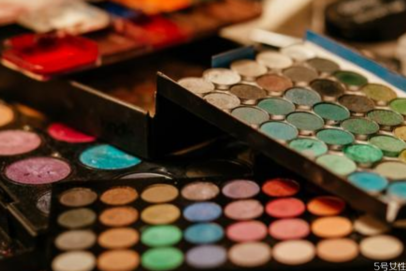 液體眼影可以涂嘴唇嗎 可以用眼影涂嘴巴嗎 液體眼影可以涂嘴唇嗎 可以用眼影涂嘴巴嗎