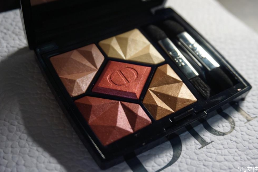 液體眼影可以涂嘴唇嗎 可以用眼影涂嘴巴嗎 液體眼影可以涂嘴唇嗎 可以用眼影涂嘴巴嗎