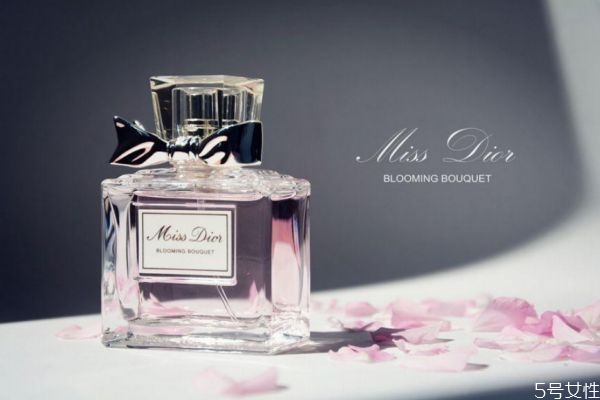 迪奧小姐花漾淡香水適合什么樣的人 花漾甜心適合年齡 迪奧小姐花漾淡香水適合什么樣的人 花漾甜心適合年齡