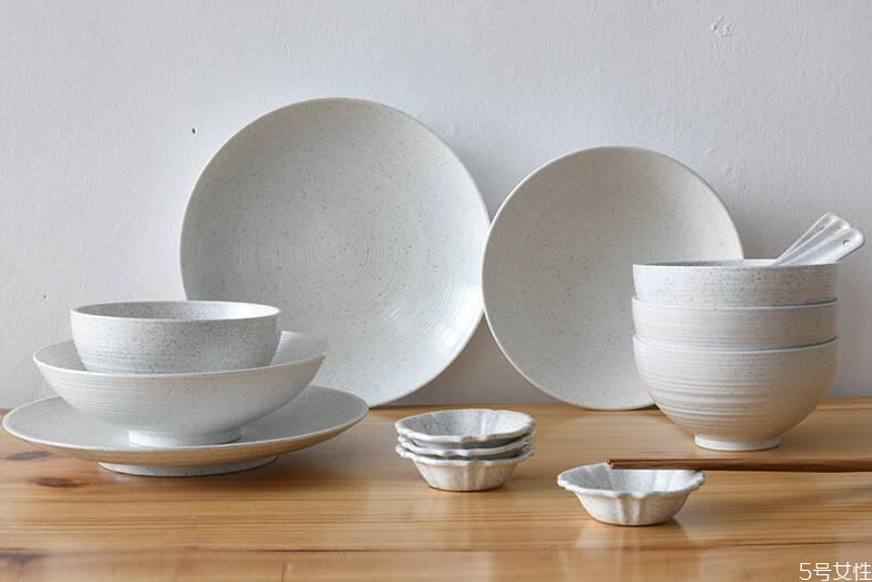 飯碗的顏色有講究嗎 飯碗的風(fēng)水禁忌 飯碗的顏色有講究嗎 飯碗的風(fēng)水禁忌