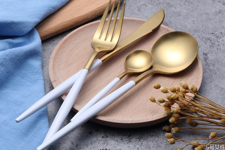 飯碗的顏色有講究嗎 飯碗的風(fēng)水禁忌 飯碗的顏色有講究嗎 飯碗的風(fēng)水禁忌