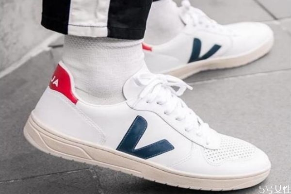 veja鞋子一雙多少錢 怎么辨別veja小白鞋真?zhèn)?>
               <p class=