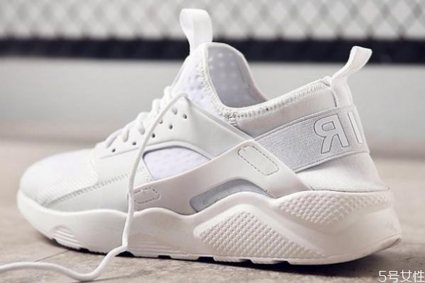 穿運(yùn)動鞋要空一個手指嗎 為什么運(yùn)動的時候要穿運(yùn)動鞋