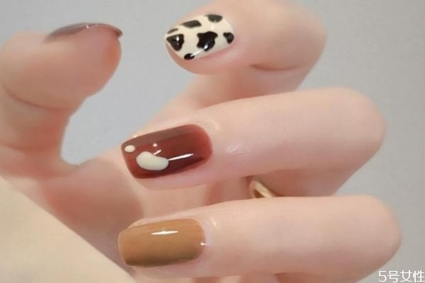 指甲油和甲油膠誰的危害大 甲膠油為什么要用烤燈 指甲油和甲油膠誰的危害大 甲膠油為什么要用烤燈