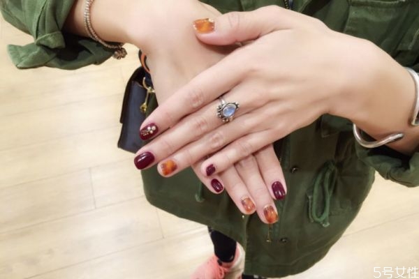 做美甲便宜與貴的區(qū)別 指甲油和甲油膠誰(shuí)的危害大 做美甲便宜與貴的區(qū)別 指甲油和甲油膠誰(shuí)的危害大