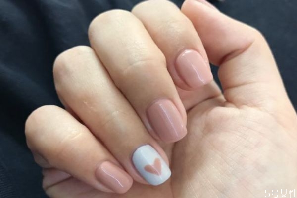 甲油膠用什么燈能照干 甲膠油沾皮膚上了怎么辦 甲油膠用什么燈能照干 甲膠油沾皮膚上了怎么辦