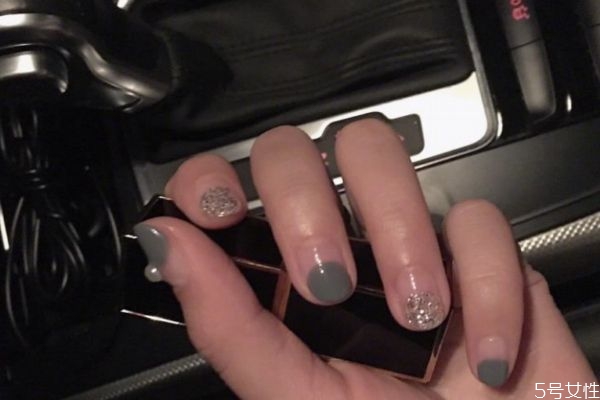 甲油膠用什么燈能照干 甲膠油沾皮膚上了怎么辦 甲油膠用什么燈能照干 甲膠油沾皮膚上了怎么辦