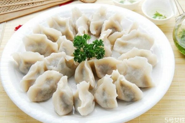 除夕夜吃餃子寓意什么 除夕夜吃什么餡餃子吉利 除夕夜吃餃子寓意什么 除夕夜吃什么餡餃子吉利