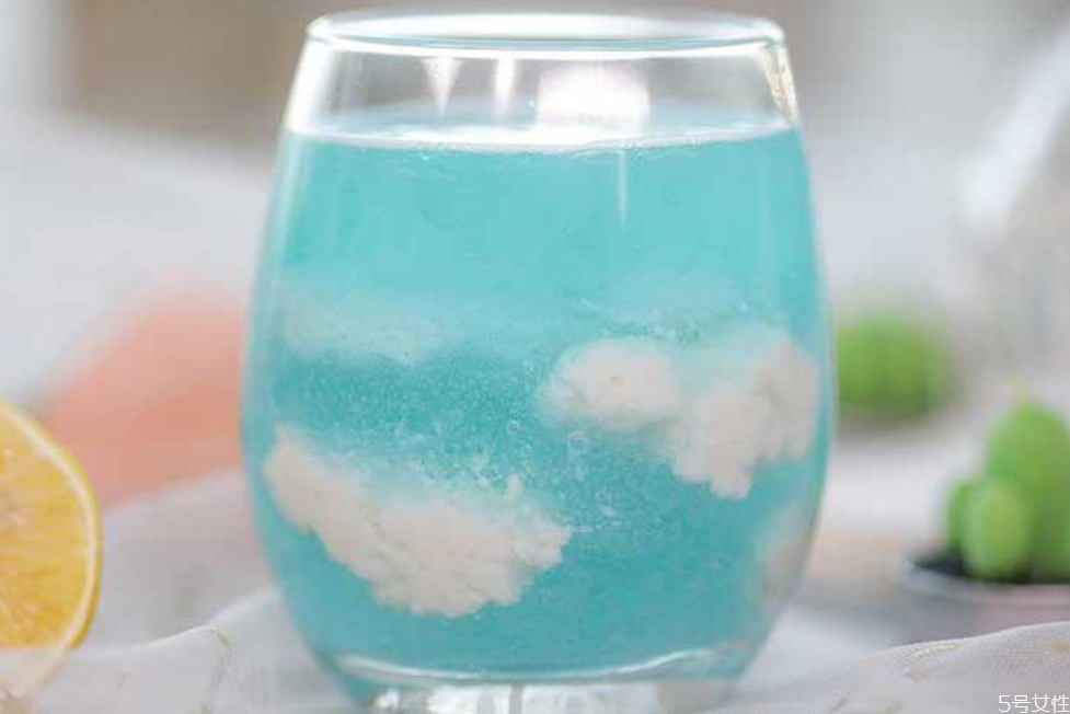 雞尾酒為什么被稱(chēng)為雞尾酒 雞尾酒為什么會(huì)分層 雞尾酒為什么被稱(chēng)為雞尾酒 雞尾酒為什么會(huì)分層