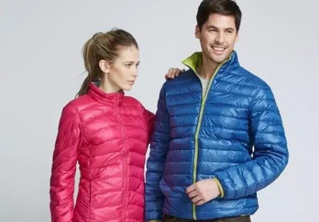 沖鋒衣和羽絨服哪個保暖效果更好 沖鋒衣羽絨服哪個暖和 沖鋒衣和羽絨服哪個保暖效果更好 沖鋒衣羽絨服哪個暖和