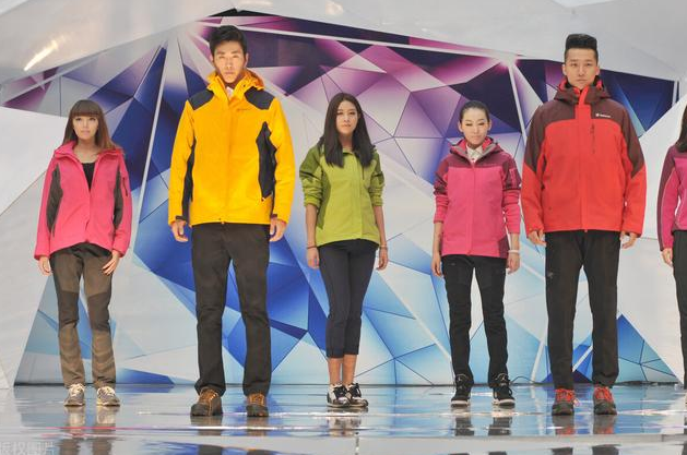 沖鋒衣和羽絨服哪個保暖效果更好 沖鋒衣羽絨服哪個暖和 沖鋒衣和羽絨服哪個保暖效果更好 沖鋒衣羽絨服哪個暖和