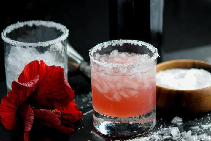 雞尾酒鹽邊用什么鹽 雞尾酒沾鹽邊怎么弄 雞尾酒鹽邊用什么鹽 雞尾酒沾鹽邊怎么弄
