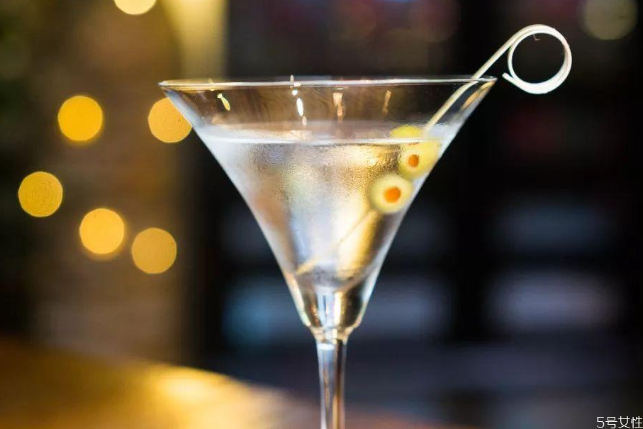馬天尼雞尾酒多少度 馬天尼度數(shù)高嗎 馬天尼雞尾酒多少度 馬天尼度數(shù)高嗎