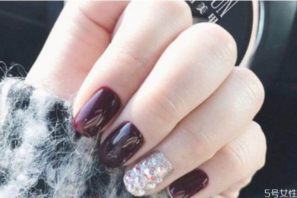 美甲店美甲能保持多久 做美甲一年不許超過幾次 美甲店美甲能保持多久 做美甲一年不許超過幾次