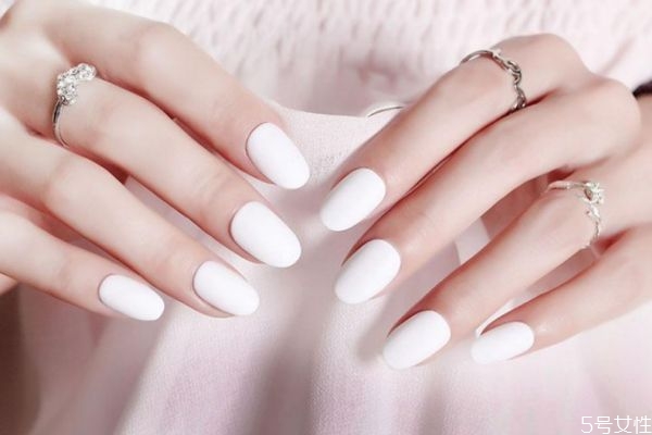 白色磨砂美甲變黃怎么清洗 磨砂封層臟了怎么辦 白色磨砂美甲變黃怎么清洗 磨砂封層臟了怎么辦