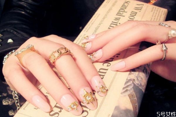 膠水粘的甲片怎么卸掉 假指甲怎么卸下來 膠水粘的甲片怎么卸掉 假指甲怎么卸下來