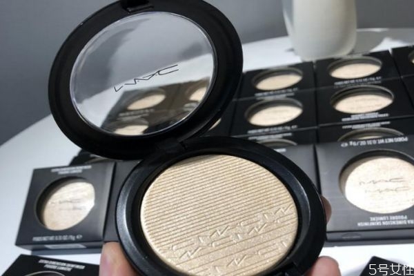 mac的獨角獸高光和生姜高光哪一個好 生姜和獨角獸對比 mac的獨角獸高光和生姜高光哪一個好 生姜和獨角獸對比