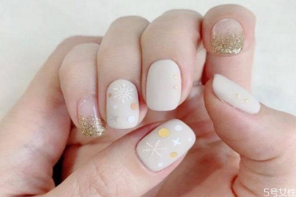 白色美甲變黃怎么清洗 白色磨砂美甲臟了怎么辦 白色美甲變黃怎么清洗 白色磨砂美甲臟了怎么辦