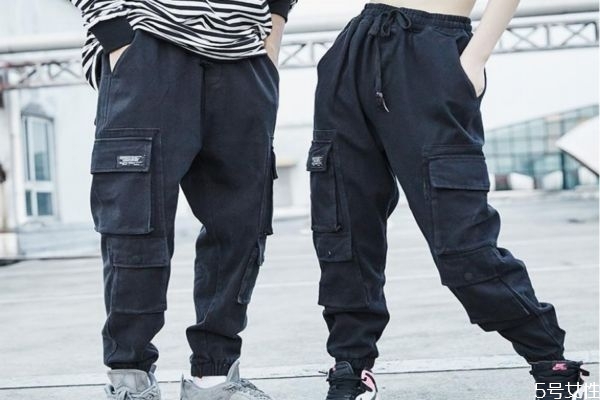 工裝褲上的鏈子怎么裝 工裝褲自帶的腰帶怎樣系 工裝褲上的鏈子怎么裝 工裝褲自帶的腰帶怎樣系