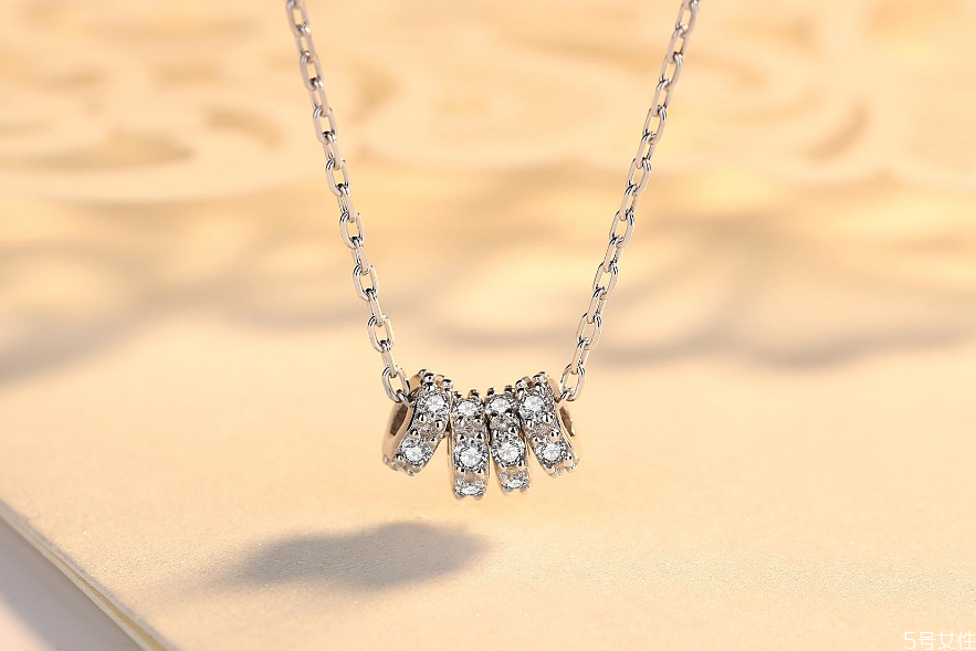 鎖骨鏈適合胖人戴嗎 胖的人戴什么首飾好看 鎖骨鏈適合胖人戴嗎 胖的人戴什么首飾好看