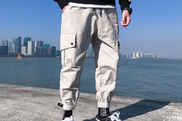 工裝褲上的鏈子怎么裝 工裝褲自帶的腰帶怎樣系 工裝褲上的鏈子怎么裝 工裝褲自帶的腰帶怎樣系