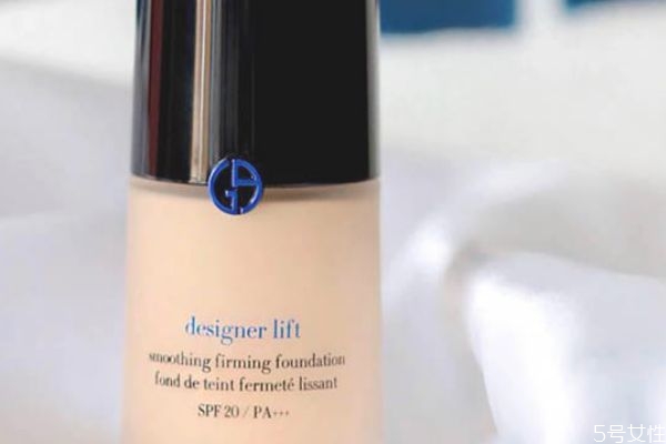 阿瑪尼粉底液藍(lán)標(biāo)2號(hào)色和3號(hào)色區(qū)別 阿瑪尼粉底液用法 阿瑪尼粉底液藍(lán)標(biāo)2號(hào)色和3號(hào)色區(qū)別 阿瑪尼粉底液用法