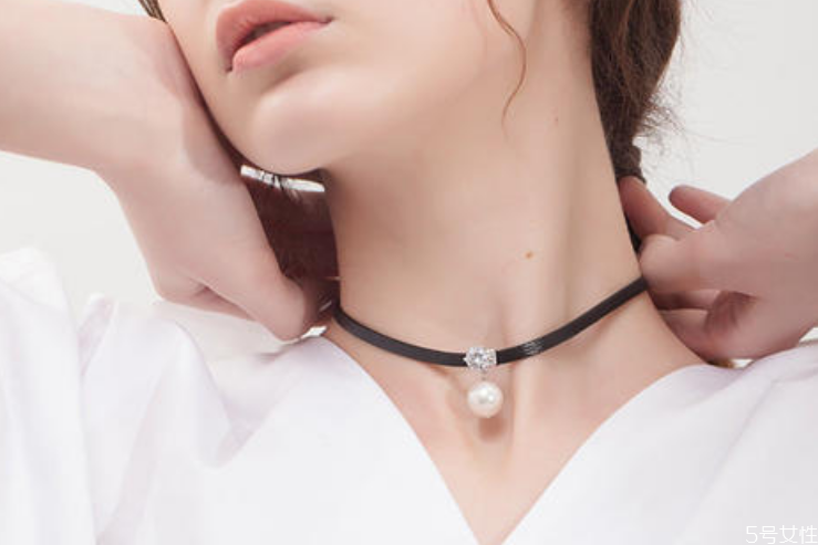 鎖骨鏈是什么意思 戴鎖骨鏈有什么含義 鎖骨鏈是什么意思 戴鎖骨鏈有什么含義