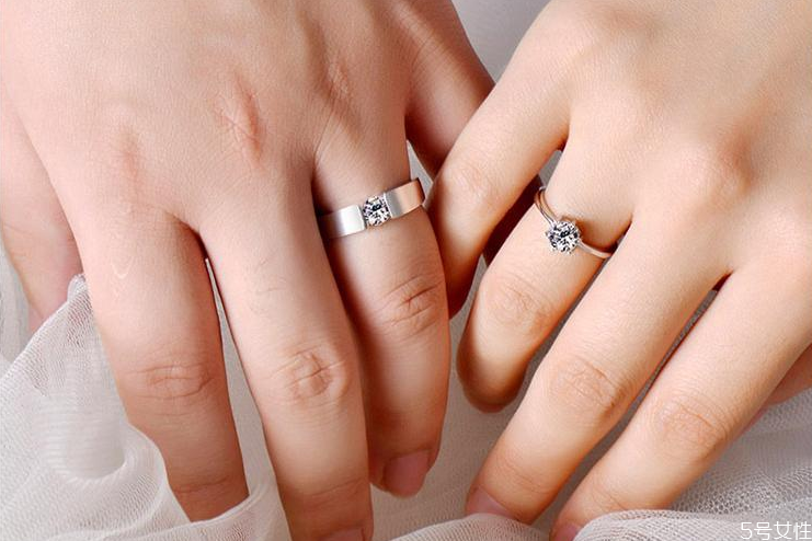 情侶對(duì)戒戴哪個(gè)手指 情侶對(duì)戒的戴法和意義 情侶對(duì)戒戴哪個(gè)手指 情侶對(duì)戒的戴法和意義