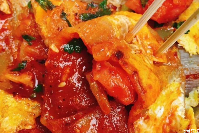 烤冷面的面皮是啥做的 烤冷面的面皮怎么做 烤冷面的面皮是啥做的 烤冷面的面皮怎么做