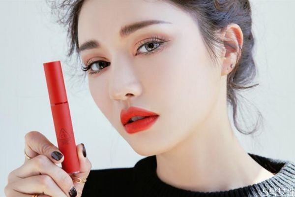 3ce絲絨唇釉和云朵唇釉哪個(gè)好 3ce絲絨唇釉防水嗎 3ce絲絨唇釉和云朵唇釉哪個(gè)好 3ce絲絨唇釉防水嗎