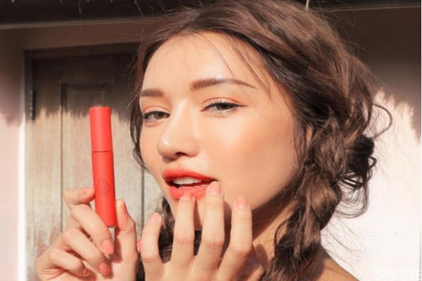 3ce絲絨唇釉和云朵唇釉哪個(gè)好 3ce絲絨唇釉防水嗎 3ce絲絨唇釉和云朵唇釉哪個(gè)好 3ce絲絨唇釉防水嗎