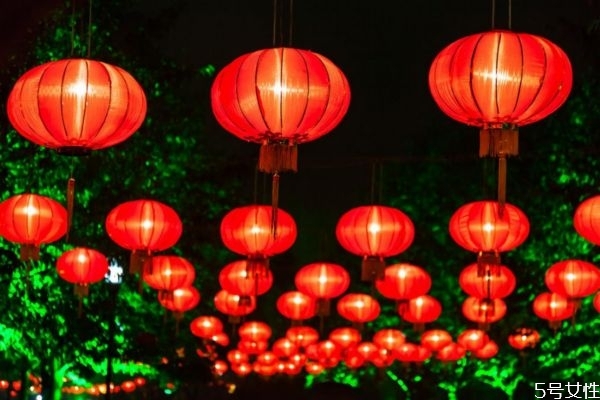 元宵節(jié)張燈習俗的來歷 元宵節(jié)的來歷 元宵節(jié)張燈習俗的來歷 元宵節(jié)的來歷