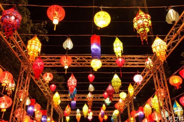 正月十五可以在娘家過(guò)嗎 正月十五躲燈是什么意思 正月十五可以在娘家過(guò)嗎 正月十五躲燈是什么意思