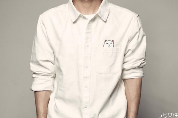 襯衫里面穿背心老土嗎 襯衫里要穿背心嗎 襯衫里面穿背心老土嗎 襯衫里要穿背心嗎