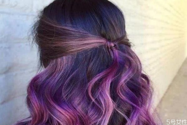 漂完頭發(fā)可以用洗發(fā)水洗嗎 漂發(fā)對頭發(fā)傷害大嗎 漂完頭發(fā)可以用洗發(fā)水洗嗎 漂發(fā)對頭發(fā)傷害大嗎