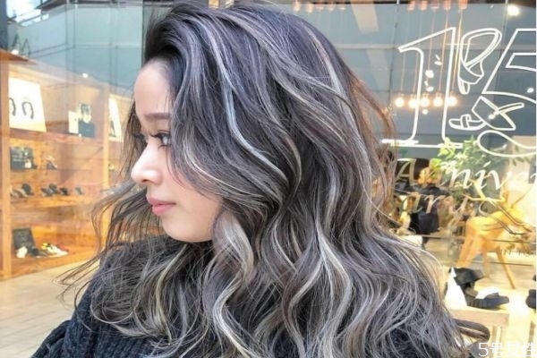 漂發(fā)劑弄到手上怎么辦 漂發(fā)劑弄到衣服上能洗掉嗎 漂發(fā)劑弄到手上怎么辦 漂發(fā)劑弄到衣服上能洗掉嗎