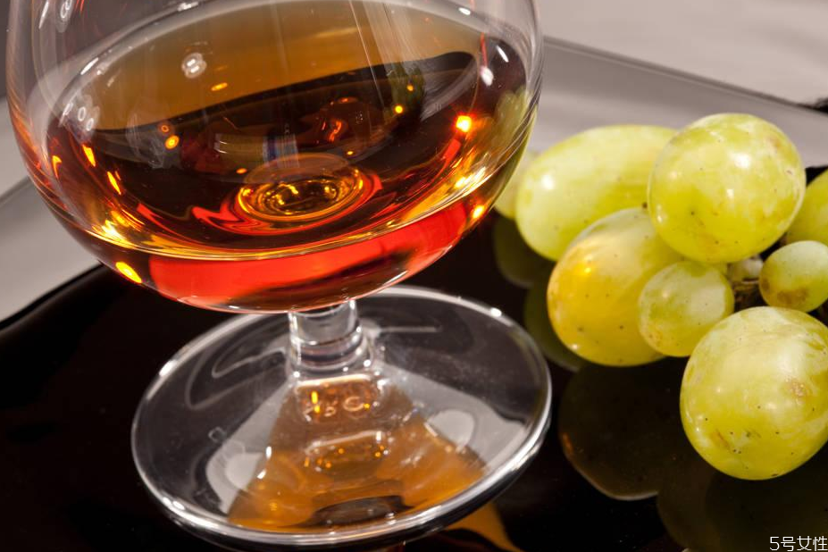 威士忌和白蘭地哪個(gè)更烈 白蘭地和威士忌的區(qū)別 威士忌和白蘭地哪個(gè)更烈 白蘭地和威士忌的區(qū)別