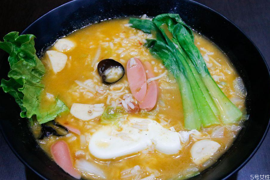 燙飯?jiān)趺醋?西紅柿雞蛋燙飯 燙飯?jiān)趺醋?西紅柿雞蛋燙飯