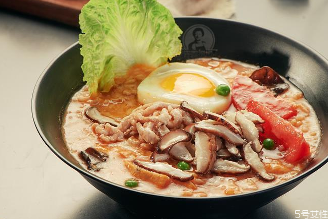 燙飯?jiān)趺醋?西紅柿雞蛋燙飯 燙飯?jiān)趺醋?西紅柿雞蛋燙飯