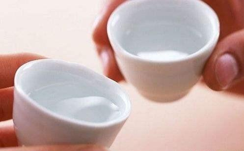 喝白酒時吃什么不容易醉 喝酒前必須吃東西 喝白酒時吃什么不容易醉 喝酒前必須吃東西