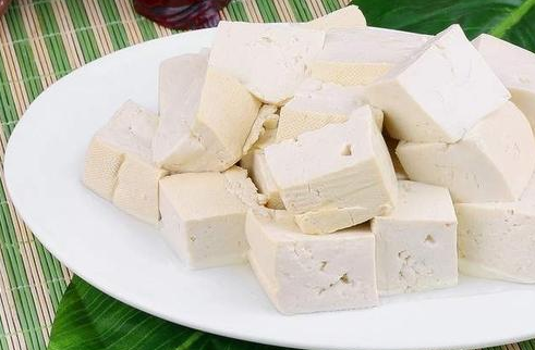 喝白酒時吃什么不容易醉 喝酒前必須吃東西 喝白酒時吃什么不容易醉 喝酒前必須吃東西