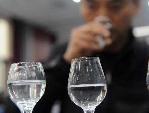 喝白酒時吃什么不容易醉 喝酒前必須吃東西 喝白酒時吃什么不容易醉 喝酒前必須吃東西