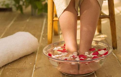 大蒜與醋泡腳有什么好處 大蒜與醋泡腳的功效 大蒜與醋泡腳有什么好處 大蒜與醋泡腳的功效