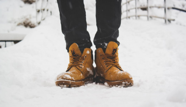 女生穿鞋子容易磨腳怎么辦 女生穿鞋子容易磨腳怎么辦